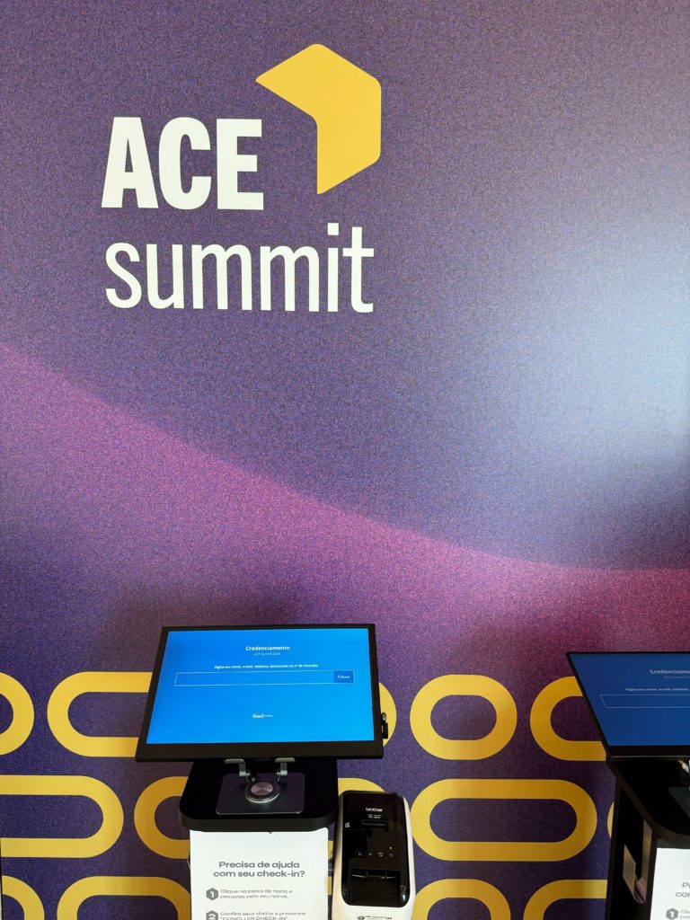 Totem de autocredenciamento no ACE Summit