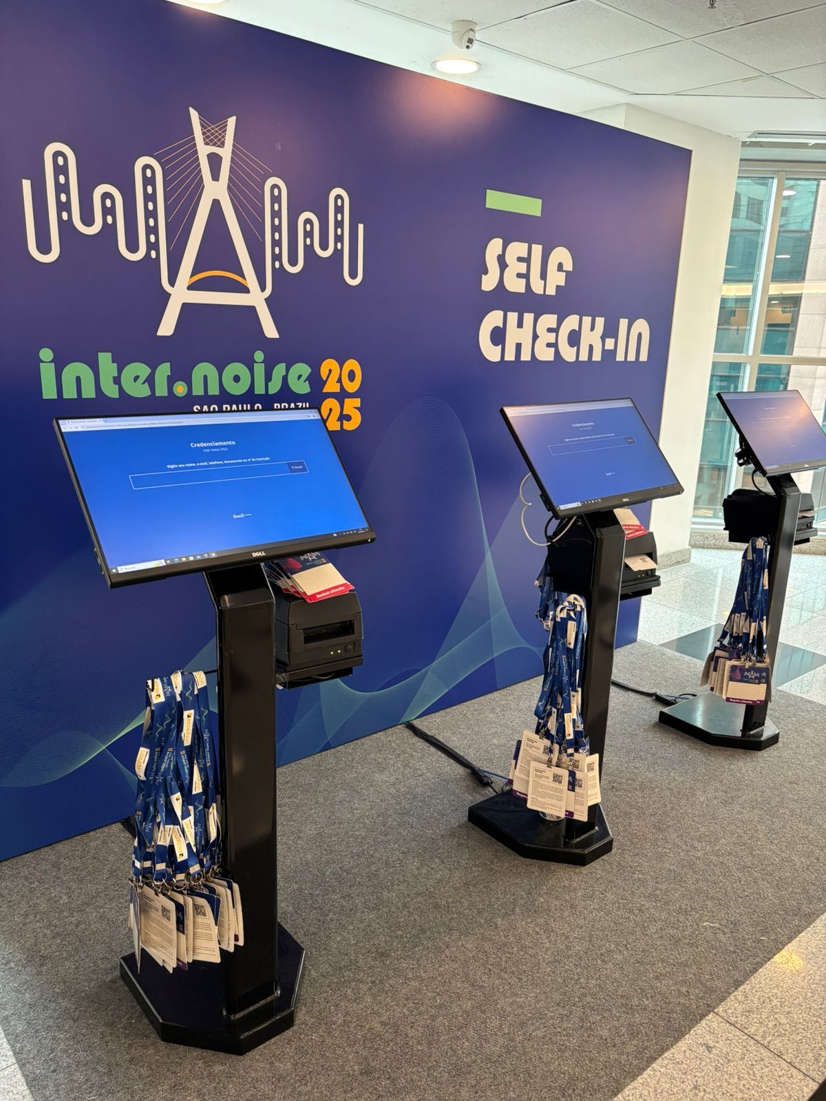 Totens de autocredenciamento no Internoise 2025, evento organizado através da Even3